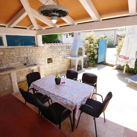 Holiday home Mery Kavran